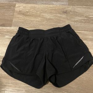 black lululemon hotty hots 4”
